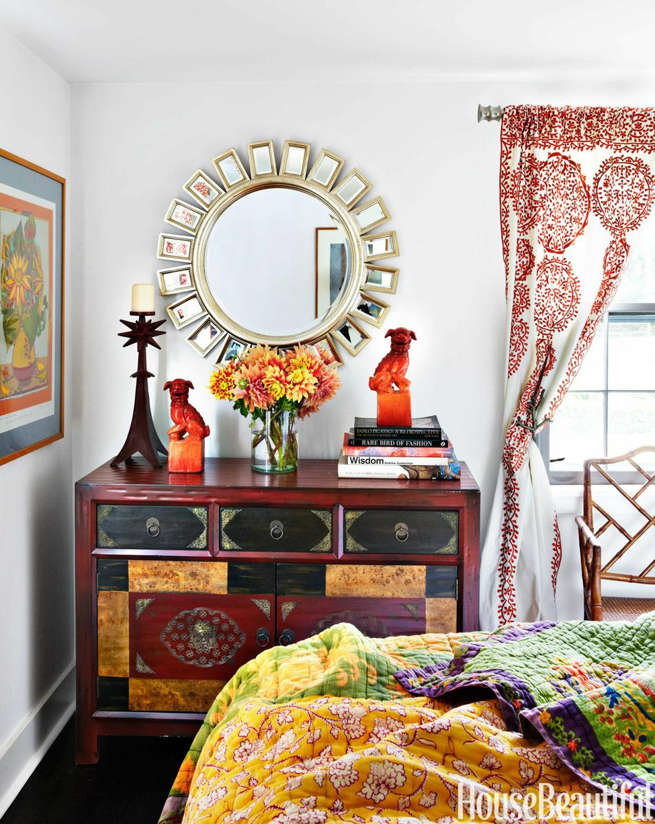 mueble recuperado en una colorida casa 