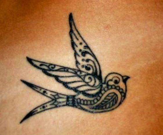 Tatuaje de golondrina tribal