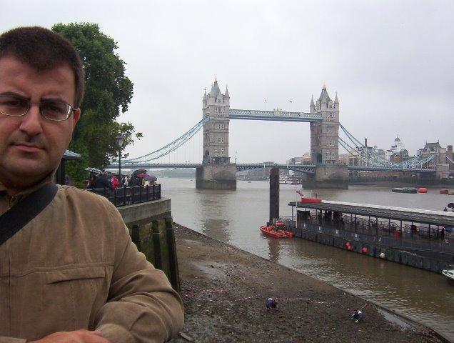 Frío día de julio frente al Tower Bridge verano de 2005