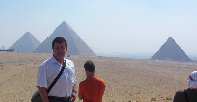 Yo con las pirámides al fondo verano de 2005.