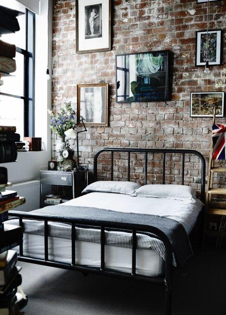 Dormitorio de estilo industrial decorado con la tendencia decorativa de metales