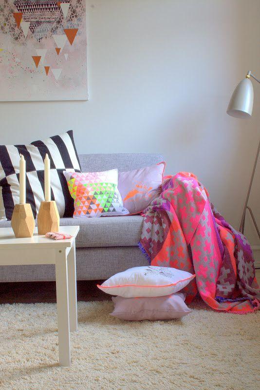 Conjunto de cojines y mantas para el sofá con estampados geométricos