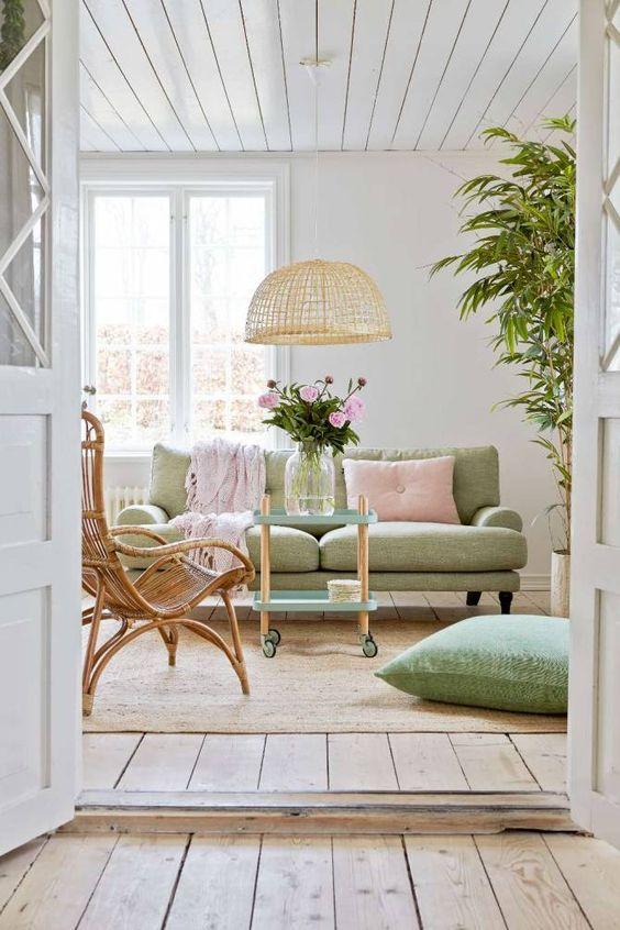 Salón de aires frescos y naturales con sillón y lámpara de rattan