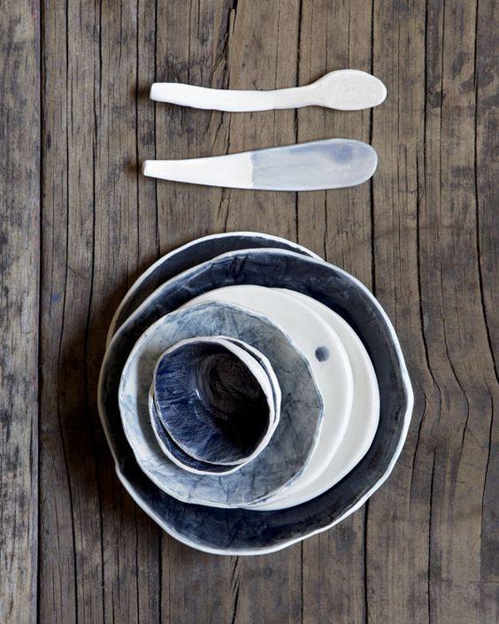 Conjunto de platos y cucharas hechas a mano