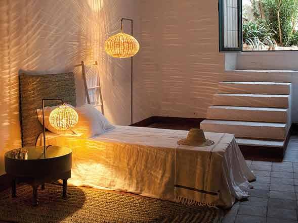 Dormitorio de aires naturales con lámparas de cuerdas tejidas