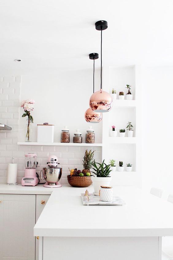 Zona office de una cocina decorada con lámparas de cobre