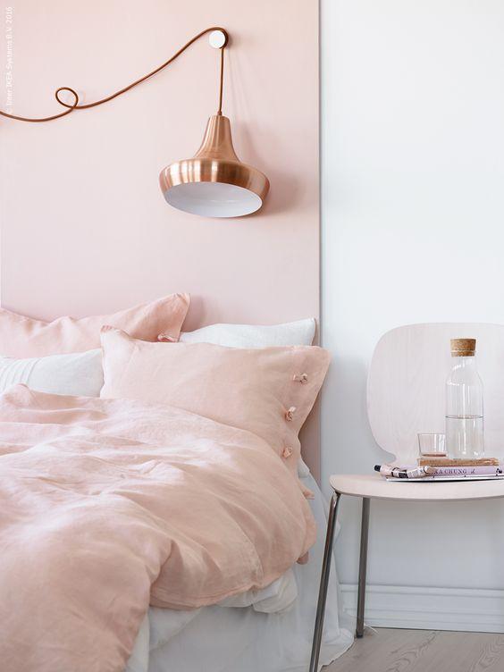 Dormitorio decorado con detalles en rosa cuarzo