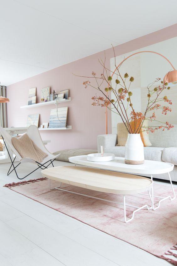 Salón de lineas rectas decorado en rosa cuarzo y blanco