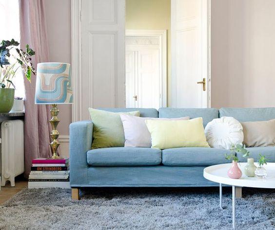 Salón con sofá en azul serenity