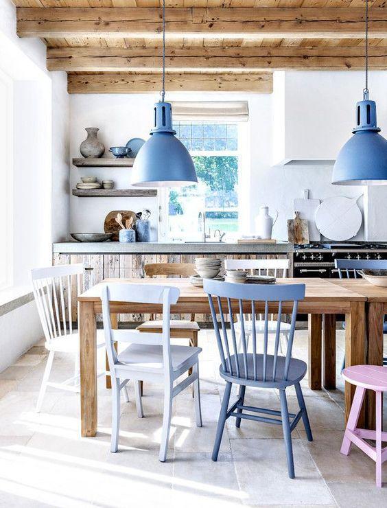 Espacio office de una cocina con sillas y lámparas en azul serenity