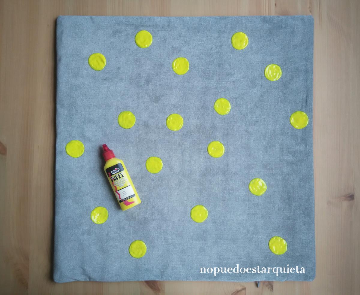 Cojín decorado con pintura para tela. Pintura para textil con efecto 3D.