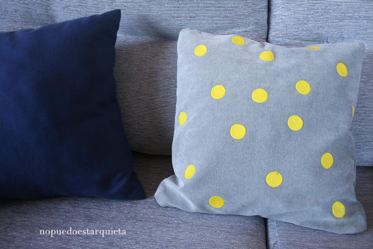 Cojín decorado con pintura para tela. Pintura para textil con efecto 3D.