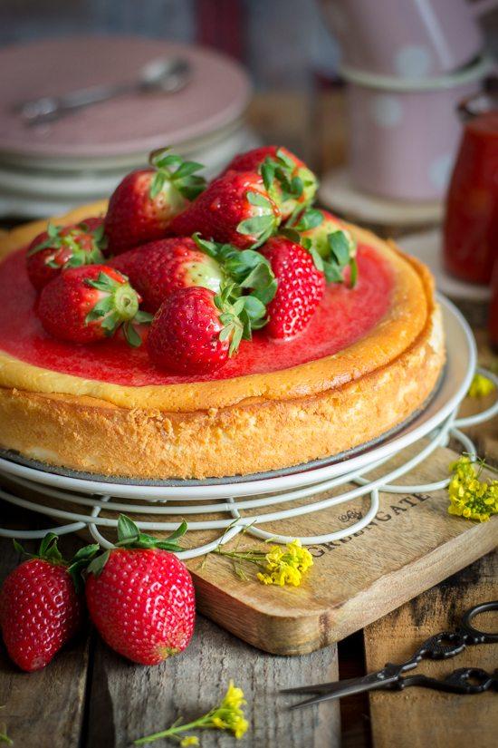 Tarta de requesón con coulis de fresa