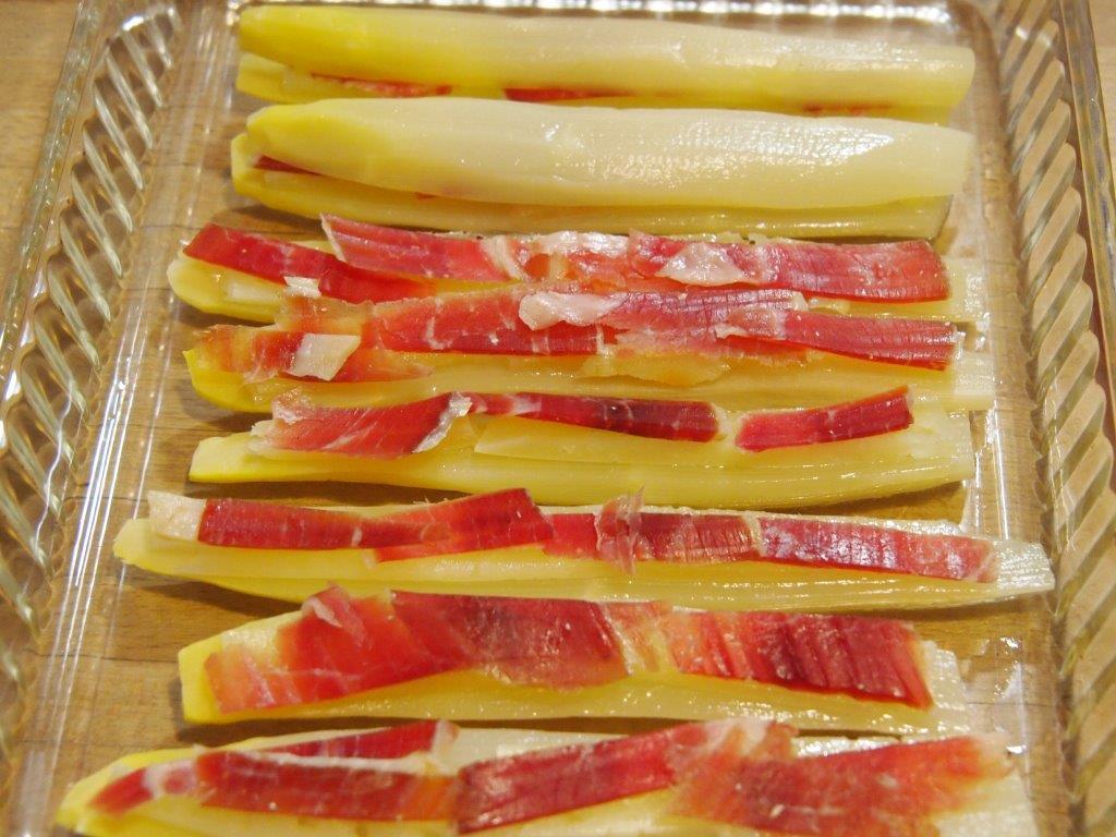 Espárragos blancos rellenos y gratinados