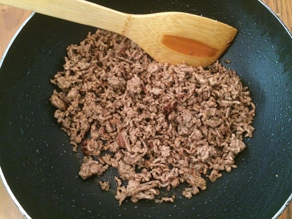 Haciendo la carne de cerdo en el wok.