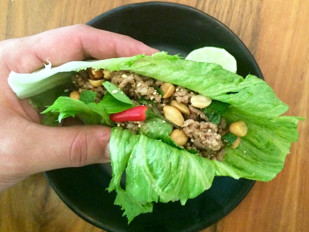 Sirve sobre las lechugas en forma de canoa o de taco