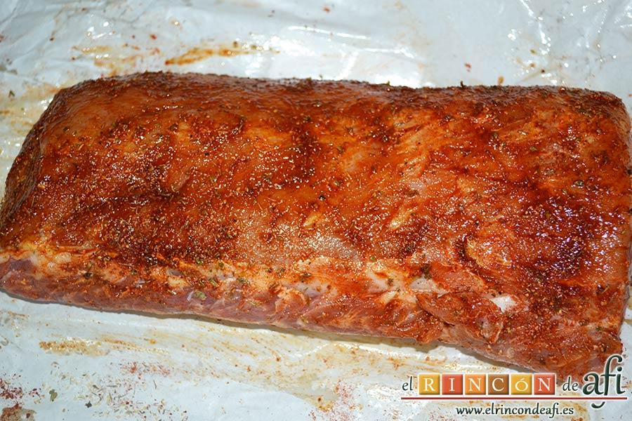 Lomo de cerdo embarrado con especias al horno, embarrar la carne y poner a macerar en la nevera