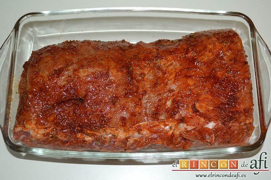 Lomo de cerdo embarrado con especias al horno, colocarla en una bandeja de horno