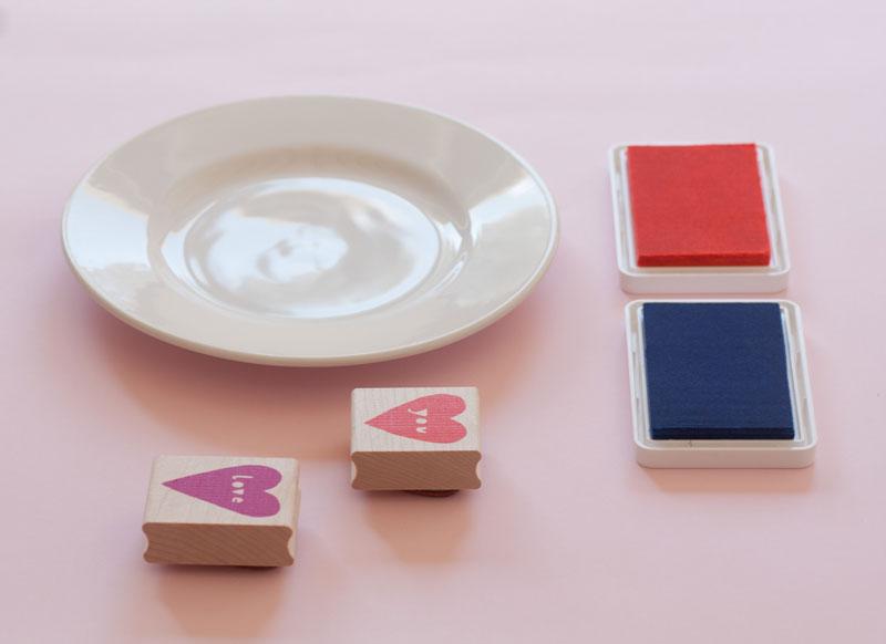 Plato decorado con sellos y tinta.