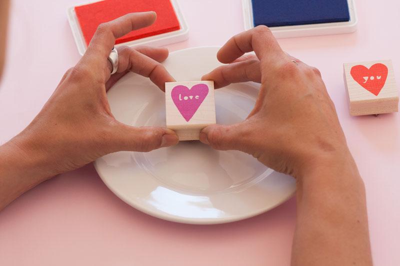 Plato decorado con sellos y tinta.