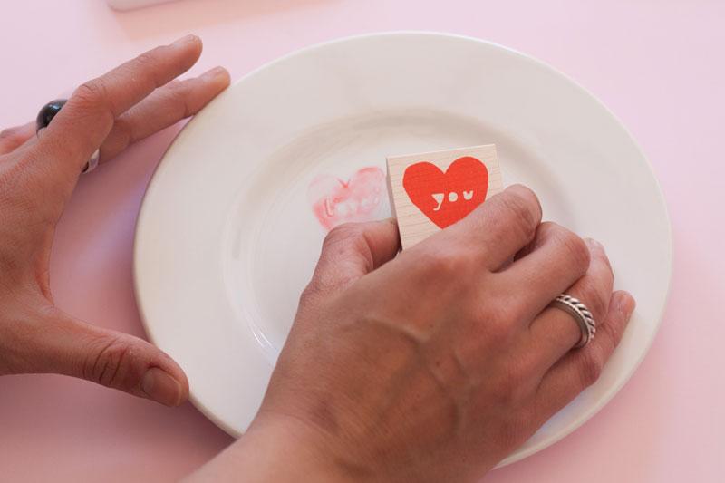 Plato decorado con sellos y tinta.