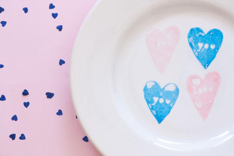 Plato decorado con sellos y tinta.