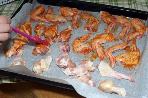 Pintar-las-alitas-de-pollo-con-salsa-barbacoa
