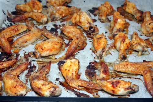 Hornear-las-alitas-de-pollo-con-salsa-barbacoa