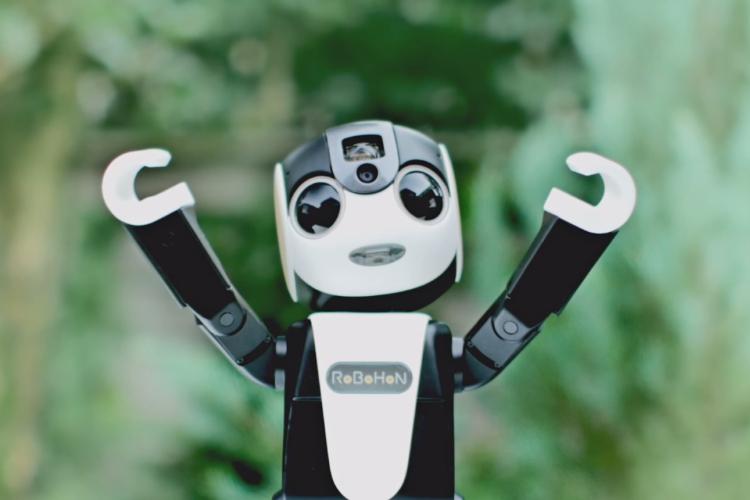 RoboHon, el primer móvil robot llega a Japón