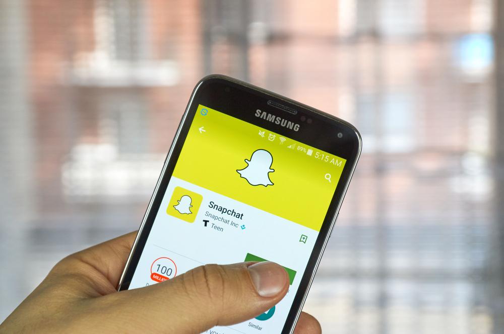 Snapchat ya permite colocar emojis con movimiento en vídeos