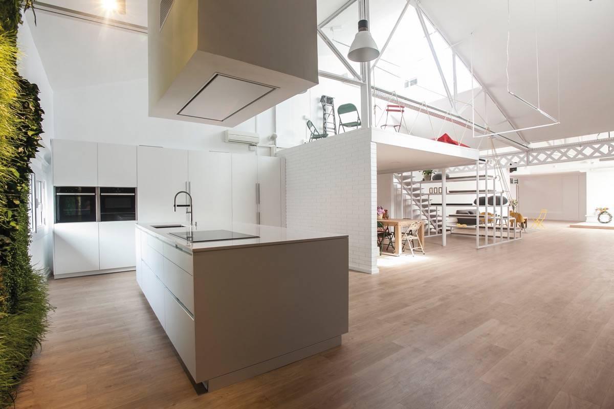 jardin vertical en la cocina -blancas-con-isla-espacio-mood-diseno-santos-2