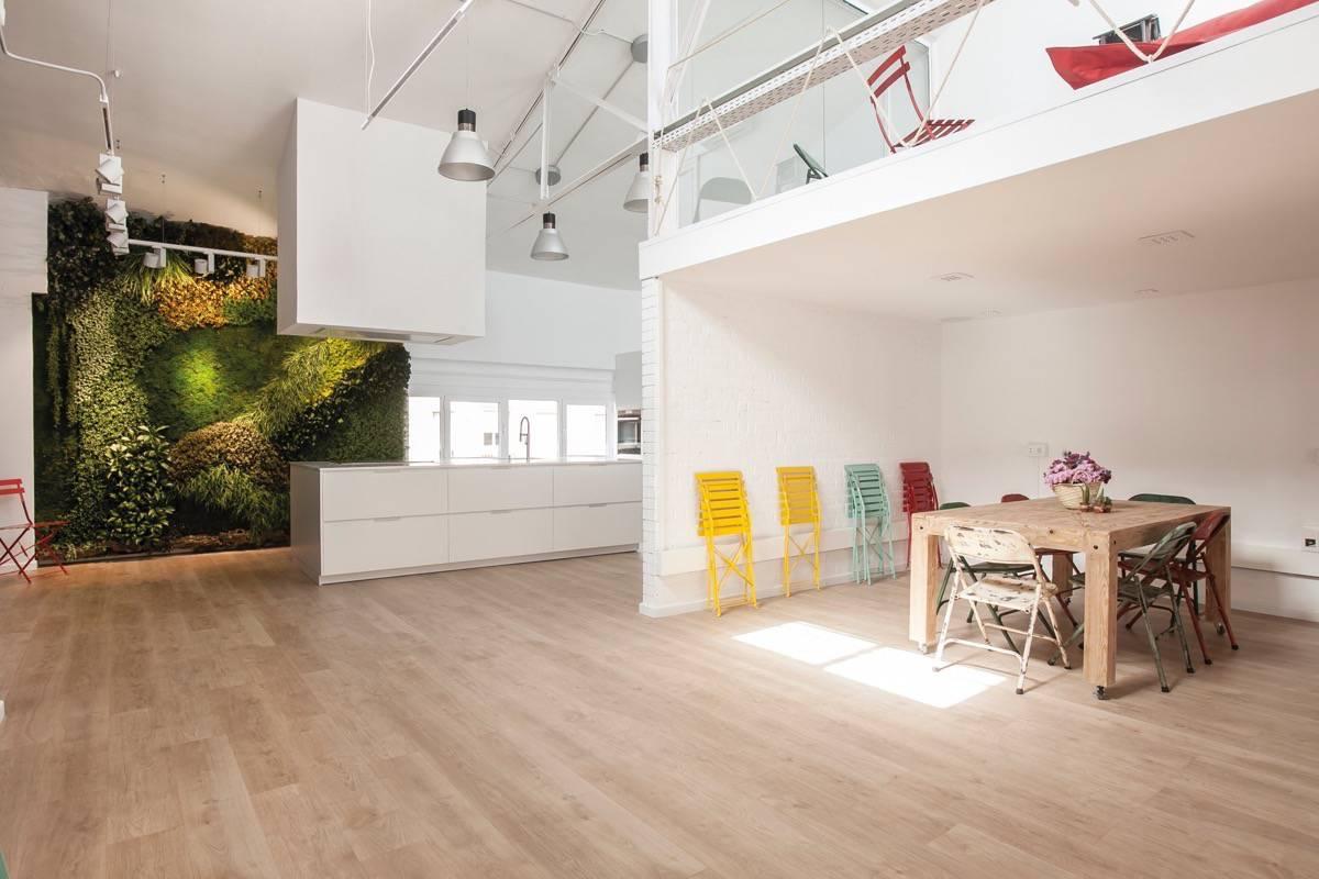 jardin vertical en la cocina -blancas-con-isla-espacio-mood-diseno-santos-4