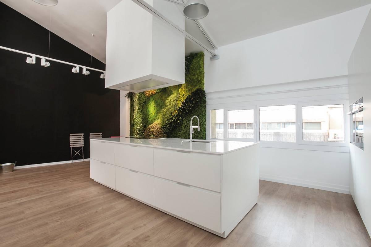jardin vertical en la cocina -con-isla-espacio-mood-diseno-santos-3