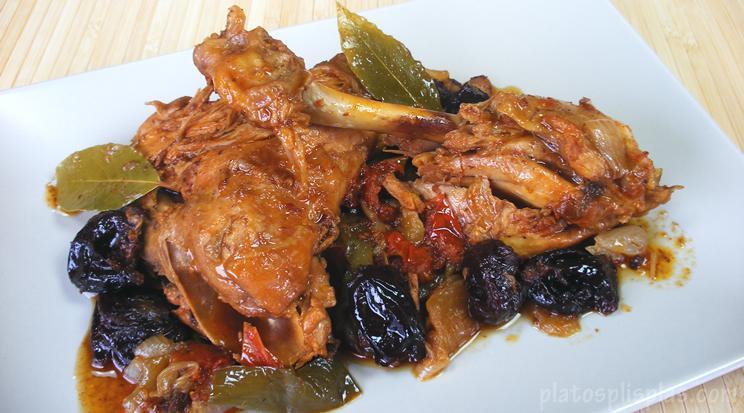 Pollo rustido con ciruelas