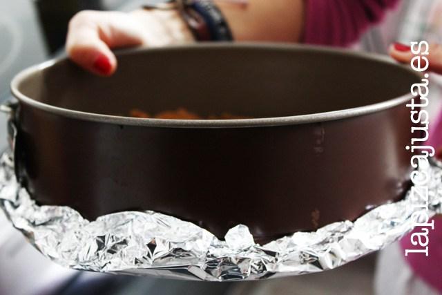 prepara el molde con papel de aluminio