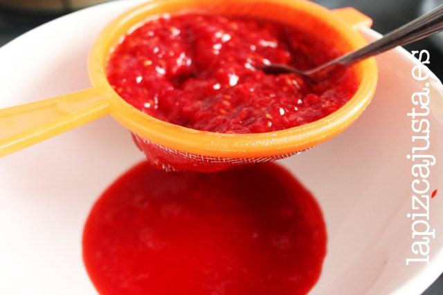 cuela la salsa de frambruesa