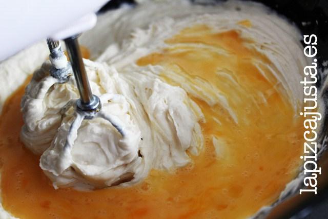 mezcla bien la crema de queso con los huevos