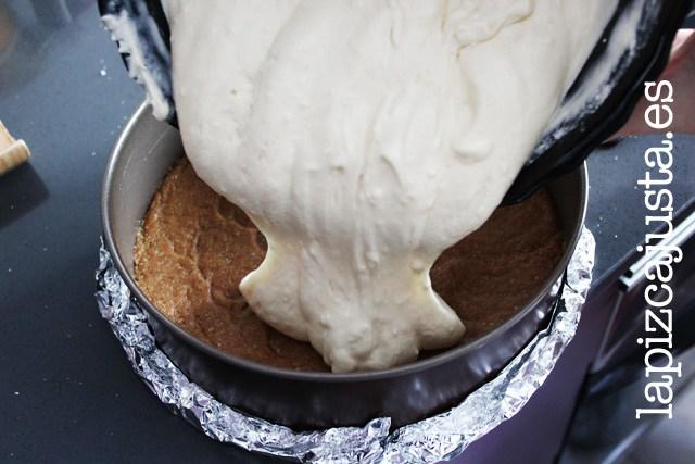 vierte la mezcla en el molde