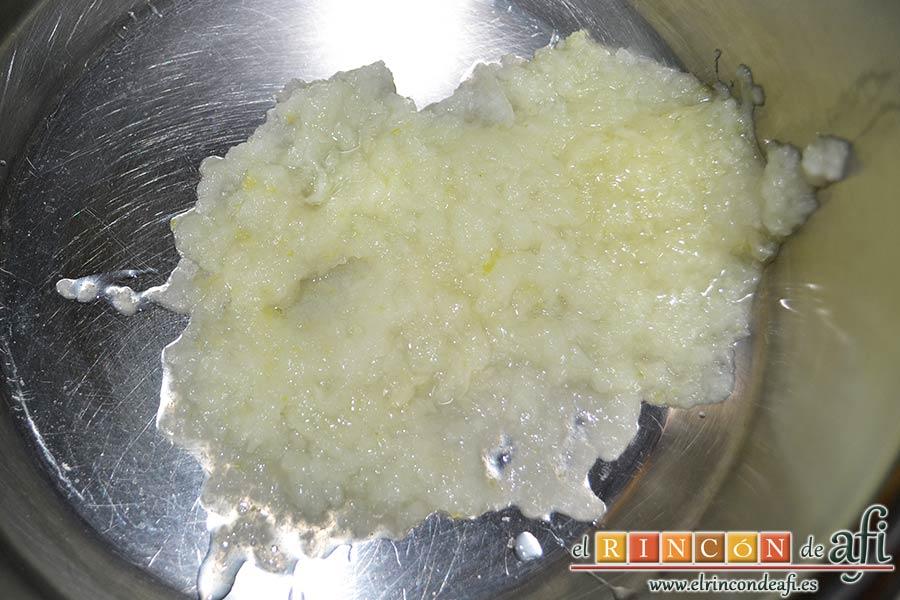 Huevos Florentina, poner en un caldero la cebolla rallada retirando el exceso de agua