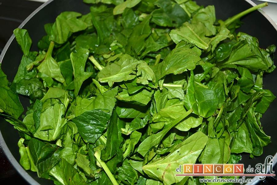 Huevos Florentina, añadir las hojas de espinaca troceadas