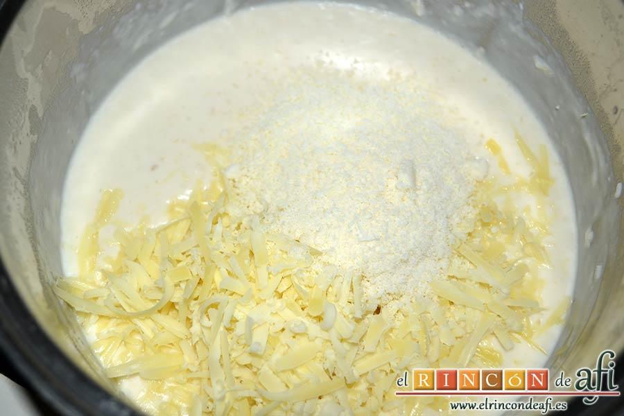 Huevos Florentina, añadir a la bechamel los quesos