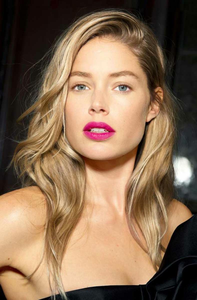 Le-Fashion-Blog-Beauty-Inspiration-Bright-Fuchsia-Pink-Lips-Matte-Lipstick-Model-Doutzen-Kroes-Blonde-Hair-Backstage