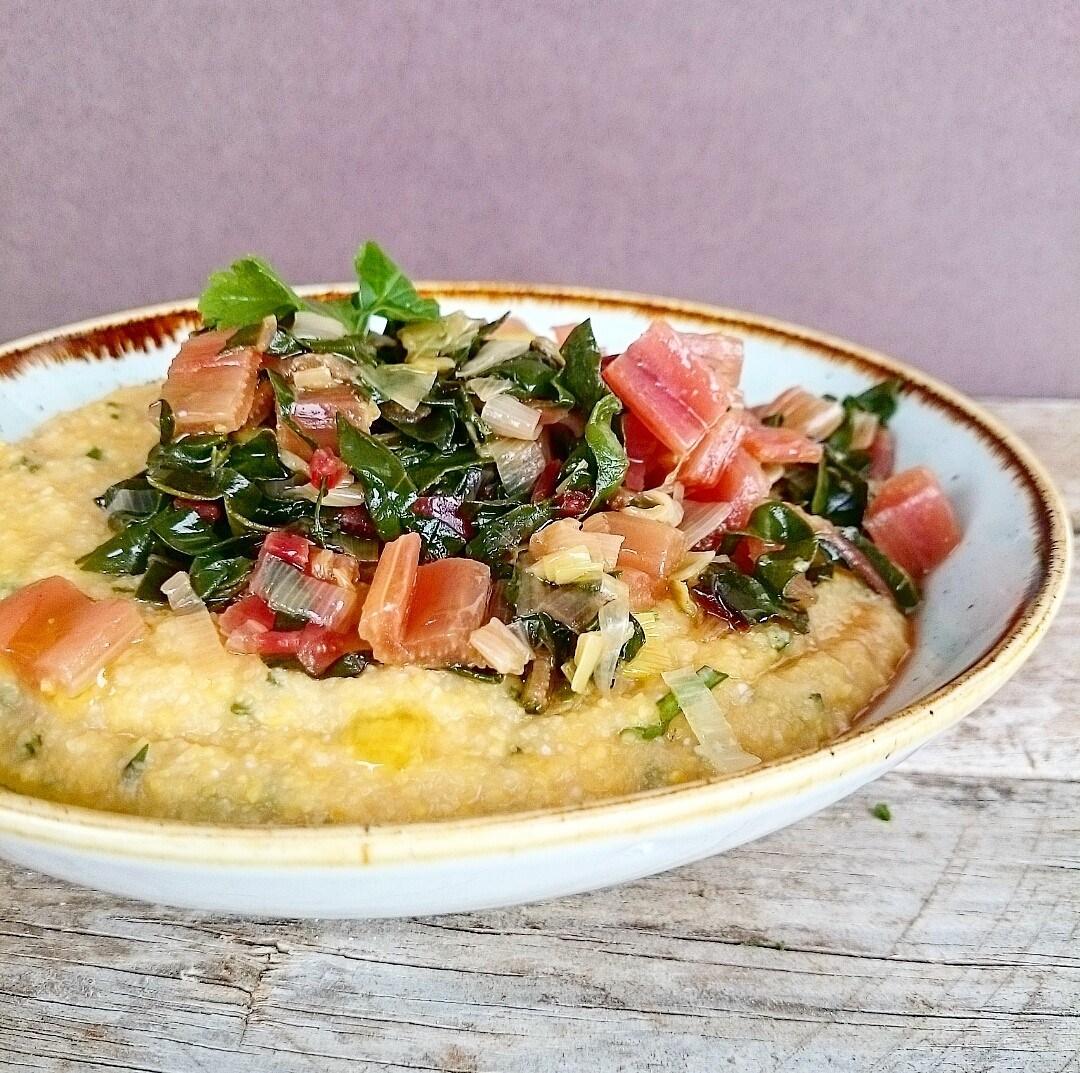Cremoso de polenta con queso a las finas hierbas.