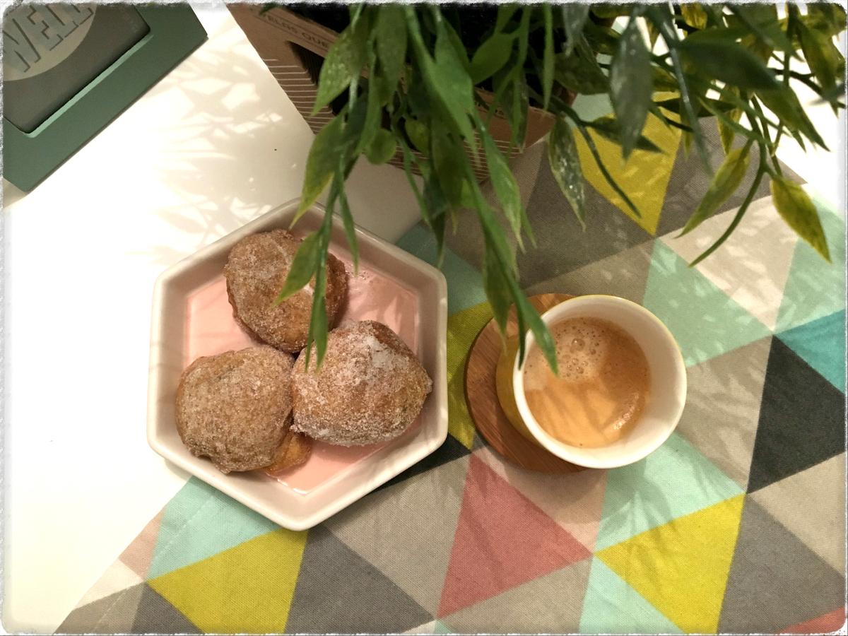 buñuelos y cafe