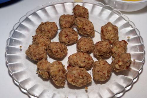 hacer-bolitas-de-ping-pong-con-la-masa-para-los-dulces-arabes