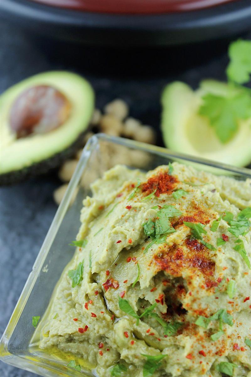 Hummus de aguacate vertical primer plano