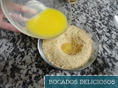 mezclamos galletas con mantequilla derretida