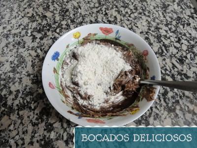 echamos harina y mezclamos