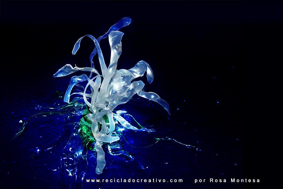 De botellas de plástico, a flora y fauna marina. Medusas, peces, corales, plantas y flores soñadas