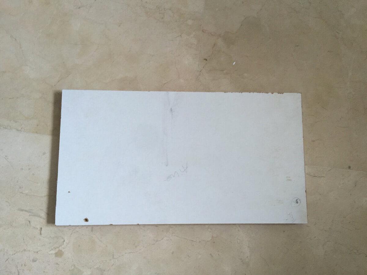 Un hilorama como regalo de cumpleaños usando un trozo de madera y puntillas